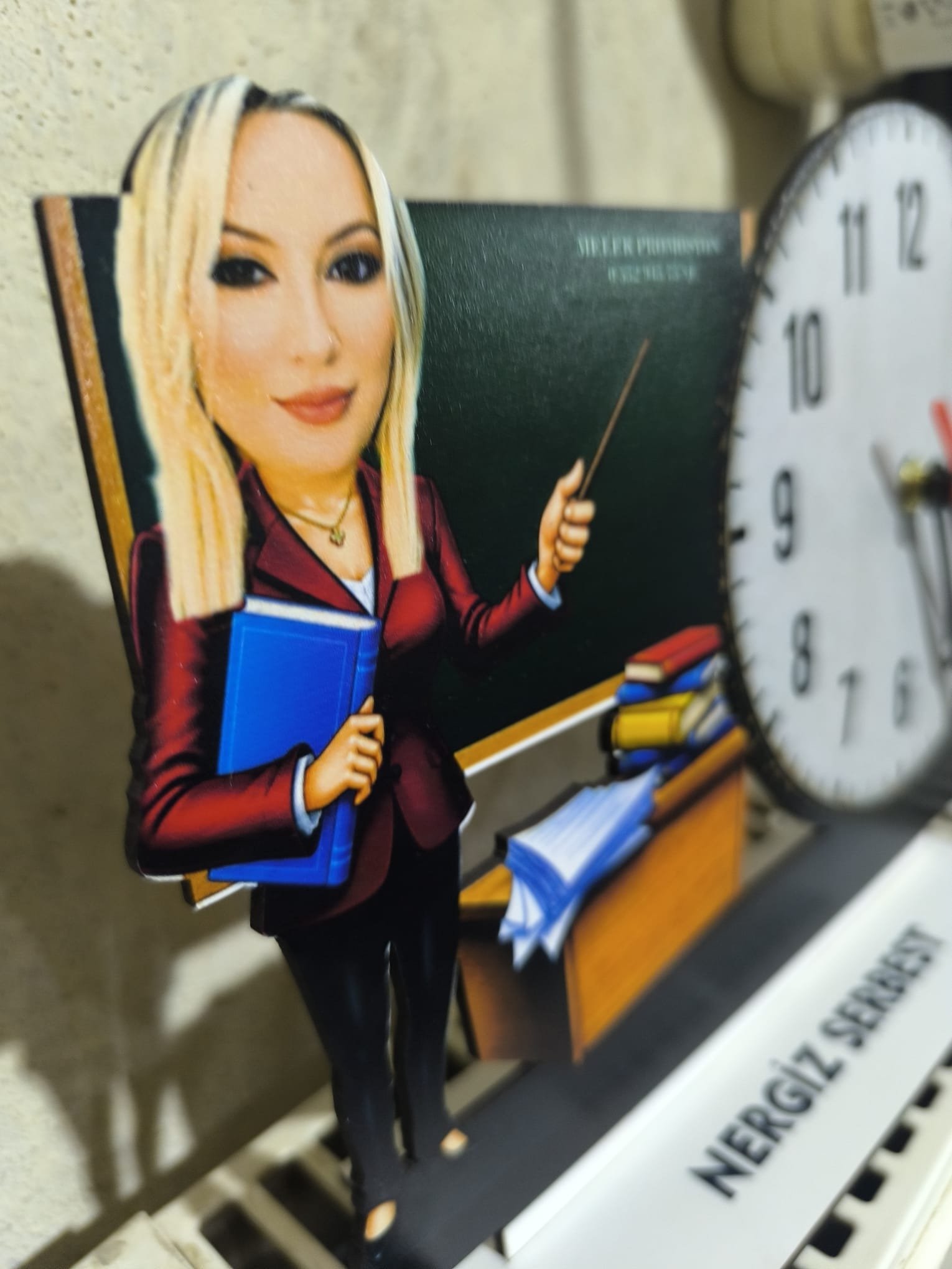 Kişiye özel bayan  öğretmen Ahşap Biblo Masa Saati görsel 4