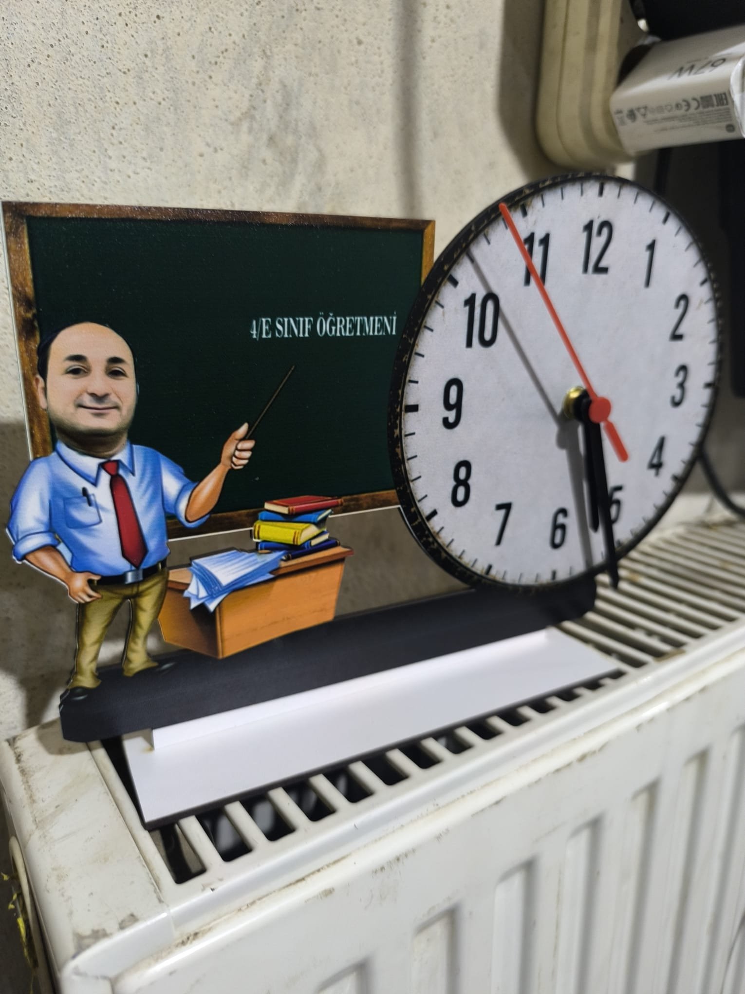 Kişiye özel erkek  öğretmen Ahşap Biblo Masa Saati görsel 7